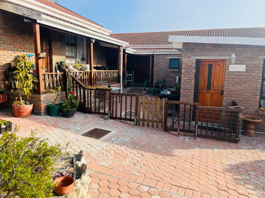 5 Bedroom Property for Sale in Fraaiuitsig Western Cape